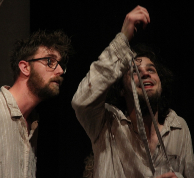 twee mannen spelen toneel.