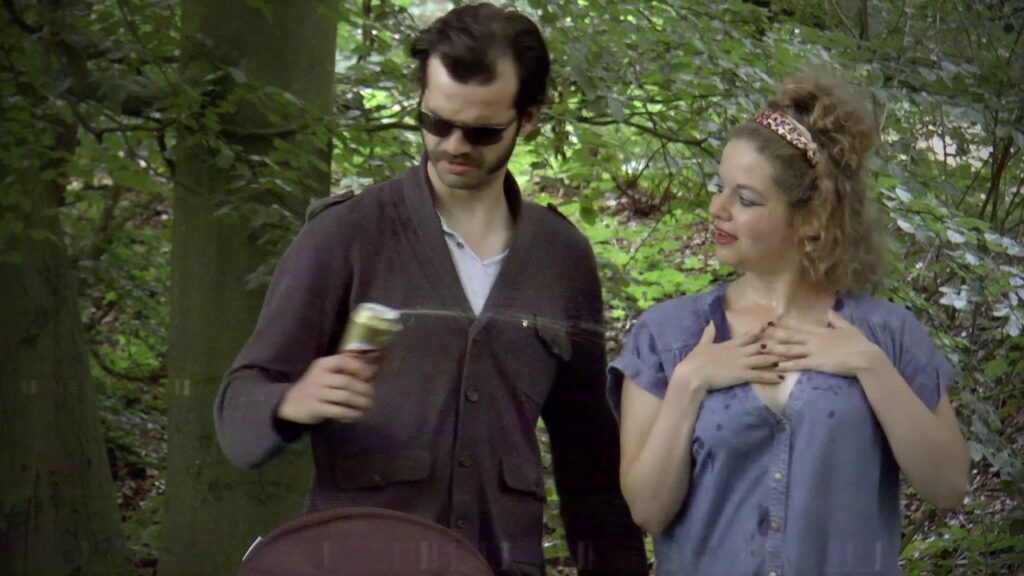 een man en een vrouw op een filmset